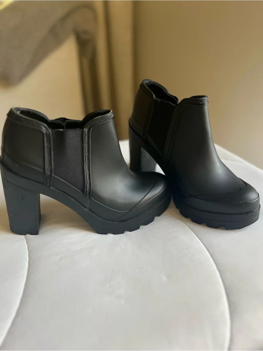 Hunter Women’s Original Chelsea Heel Boot size 9